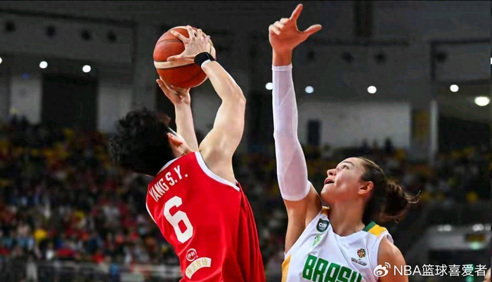 女篮内线“四大金刚”就位，可球该由谁来传？|外线|吉利金刚2代|中国女篮|张子宇|刘禹彤_新浪体育_新浪新闻