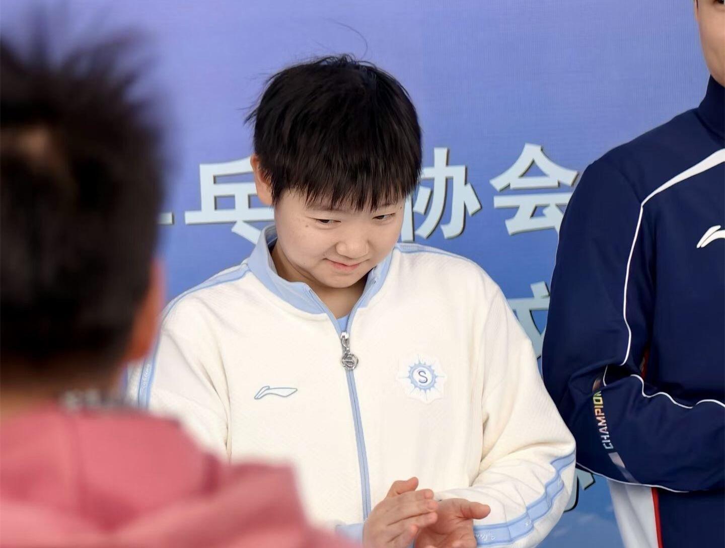 星空体育app-国乒亮相剑指亚洲杯！孙颖莎欢乐笑弯腰，王曼昱合影一脸严肃